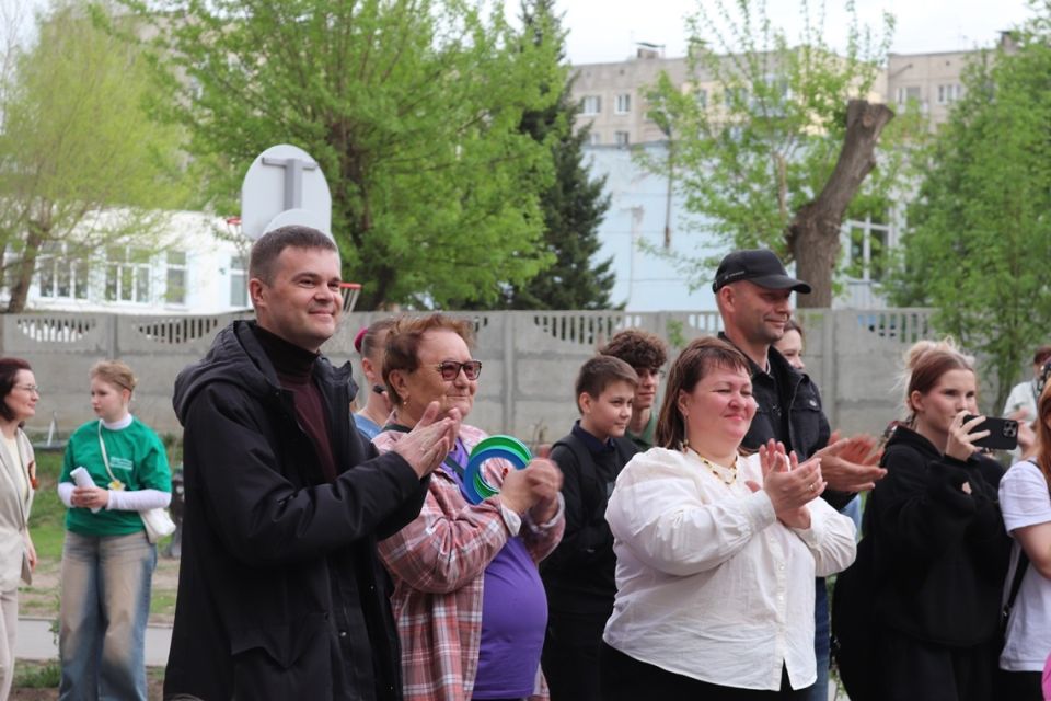 Депутат Иван Огнев на праздничном концерте в микрорайоне "Гущинский"