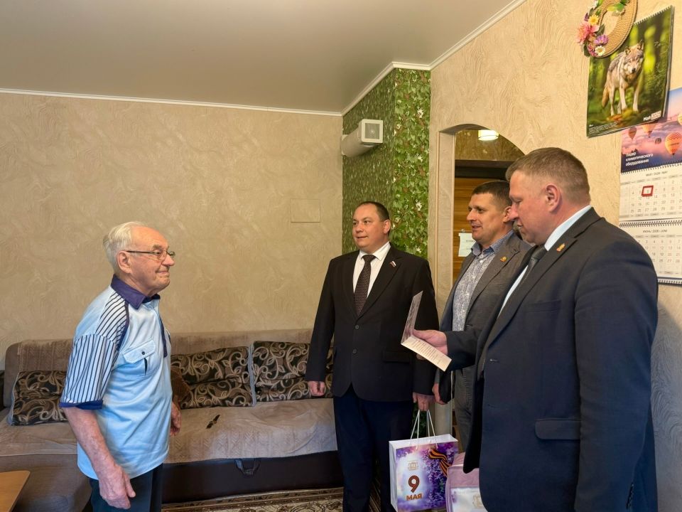 Депутаты БГД Вячеслав Перерядов и Павел Авкопашвили совместно с главой Центрального района Дмитрием Поповым поздравили ветеранов