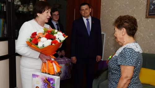 Барнаульских ветеранов продолжают адресно поздравлять с Днем Победы на дому