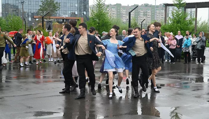 Студенты и жители Барнаула станцевали Вальс Победы. Фото