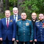 Виктор Томенко с Героем России посетили алтайский госпиталь для ветеранов