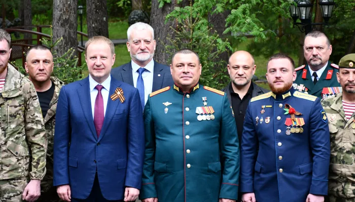 Виктор Томенко с Героем России посетили алтайский госпиталь для ветеранов