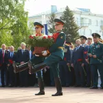 День памяти и гордости: в Барнауле 9 Мая прошла церемония возложения цветов и парад