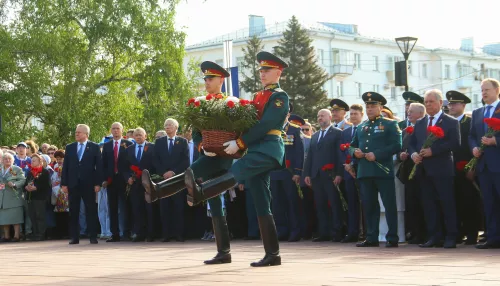 День памяти и гордости: в Барнауле 9 Мая прошла церемония возложения цветов и парад