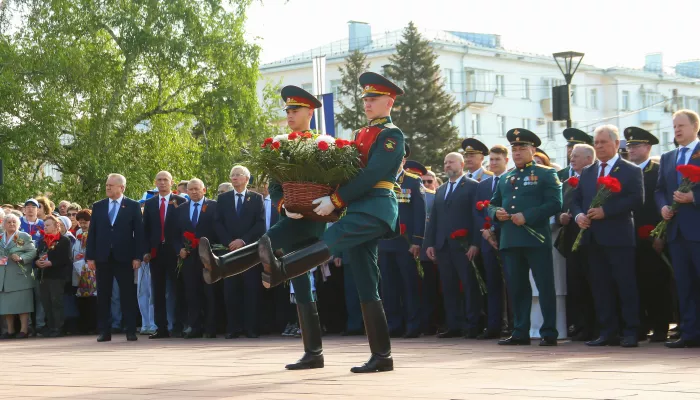 День памяти и гордости: в Барнауле 9 Мая прошла церемония возложения цветов и парад