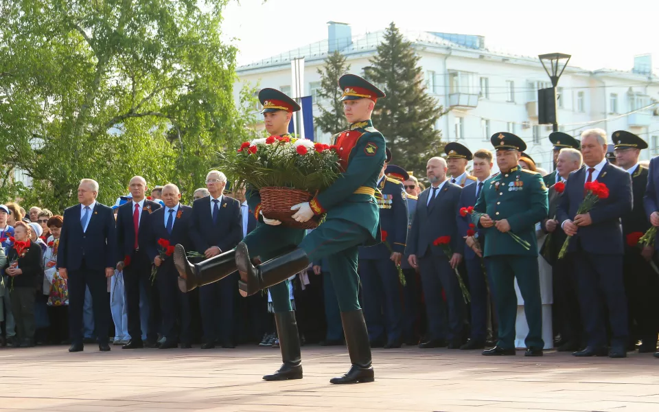 День памяти и гордости: в Барнауле 9 Мая прошла церемония возложения цветов и парад