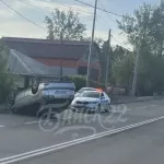 Автомобиль приземлился на крышу в результате ДТП в Бийске