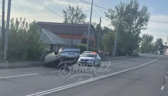 Автомобиль приземлился на крышу в результате ДТП в Бийске