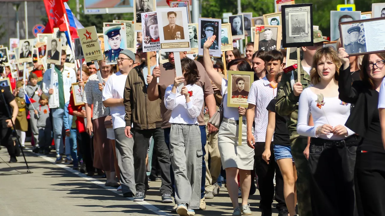 Вместе в одном строю: 45 тысяч барнаульцев прошли в Бессмертном полку. Фоторепортаж