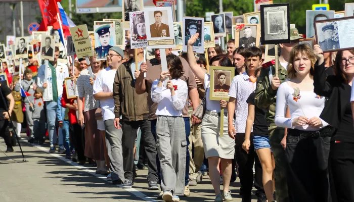 Вместе в одном строю: 45 тысяч барнаульцев прошли в Бессмертном полку. Фоторепортаж