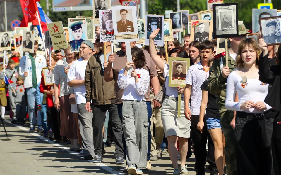 Вместе в одном строю: 45 тысяч барнаульцев прошли в Бессмертном полку. Фоторепортаж