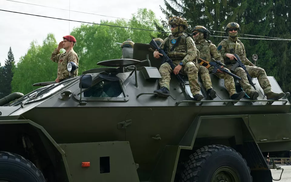 Парадные расчеты прошли по Горно-Алтайску в честь Дня Победы. Фоторепортаж