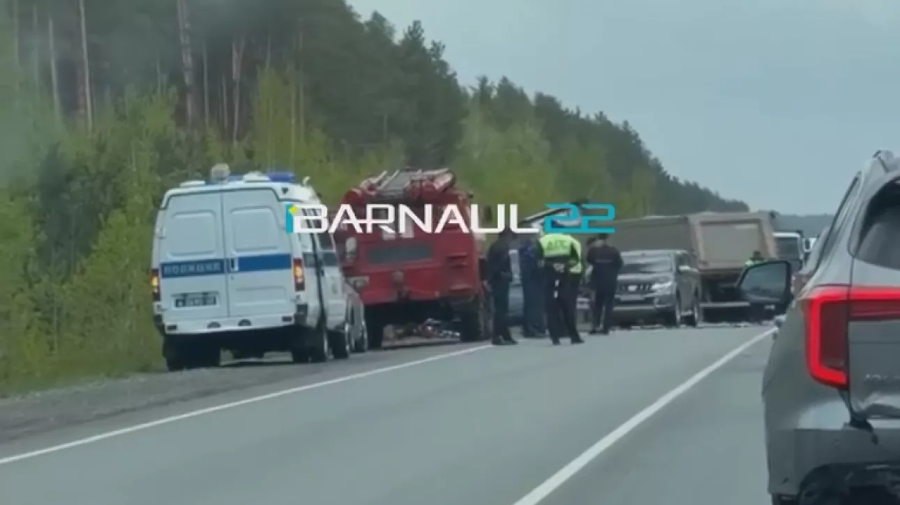 Жесткое ДТП с грузовиком произошло на трассе в Тальменском районе. Видео