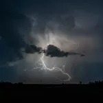 Барнаульский фотограф запечатлел первые грозы этого года в Алтайском крае. Фото