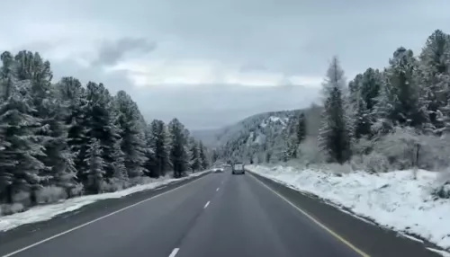 Семинский перевал незадолго до лета покрылся снегом. Фото и видео