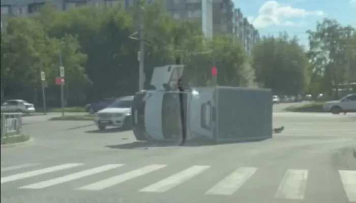 Грузовик завалился на бок на перекрестке на ул. Попова в Барнауле