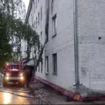 Мужчина и двое детей в Барнауле отравились дымом при пожаре в соседней квартире