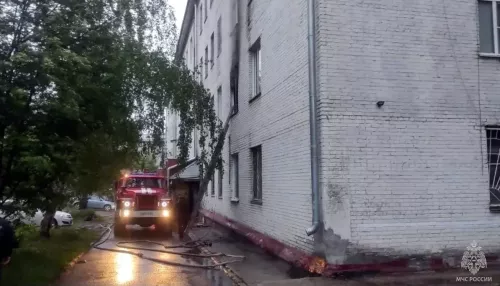 Мужчина и двое детей в Барнауле отравились дымом при пожаре в соседней квартире