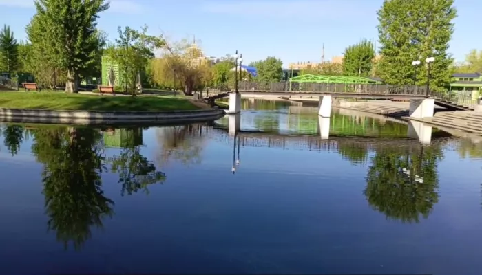 Пруд парка Изумрудный в Барнауле почистили от тины