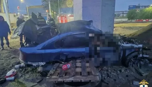 Два человека погибли в огненном ДТП на новосибирском четвертом мосту. Фото
