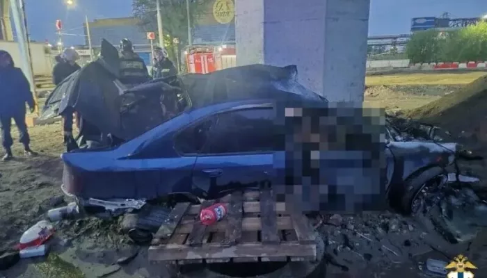 Два человека погибли в огненном ДТП на новосибирском четвертом мосту. Фото