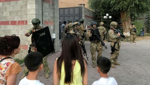 Власти Киргизии договорились о судьбе взятых в заложники спецназовцев