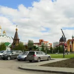 Машины занимают тротуары: архитектор Квасов о дефиците парковок в Барнауле
