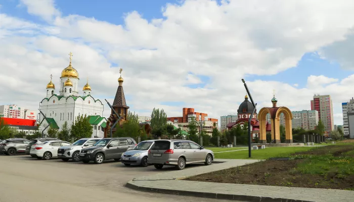 Машины занимают тротуары: архитектор Квасов о дефиците парковок в Барнауле