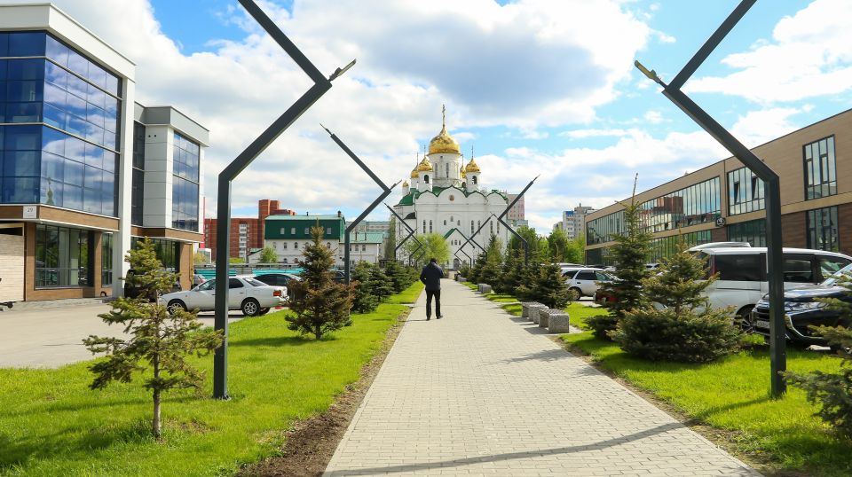 Аллея, ведущая к Иоанно-Богословскому храмовому комплексу