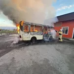 Маршрутный автобус сгорел в Павловске Алтайского края. Фото