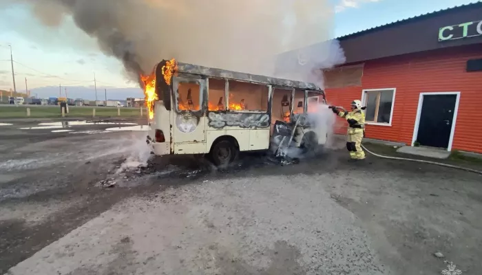 Маршрутный автобус сгорел в Павловске Алтайского края. Фото