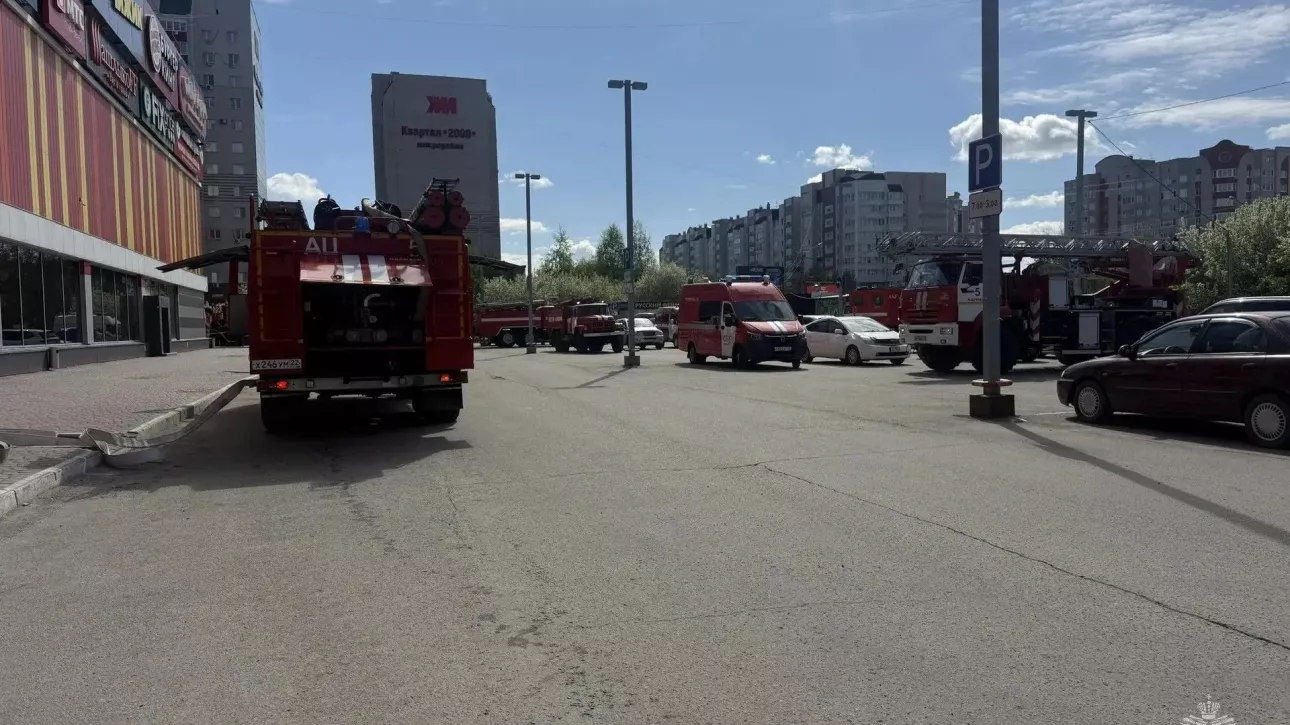 Пожар в ТРЦ Праздничный в Барнауле ликвидировали. Видео