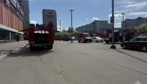 Пожар в ТРЦ Праздничный в Барнауле ликвидировали. Видео
