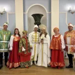Пара из Барнаула сыграла необычную свадьбу в национальных костюмах
