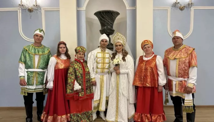 Пара из Барнаула сыграла необычную свадьбу в национальных костюмах