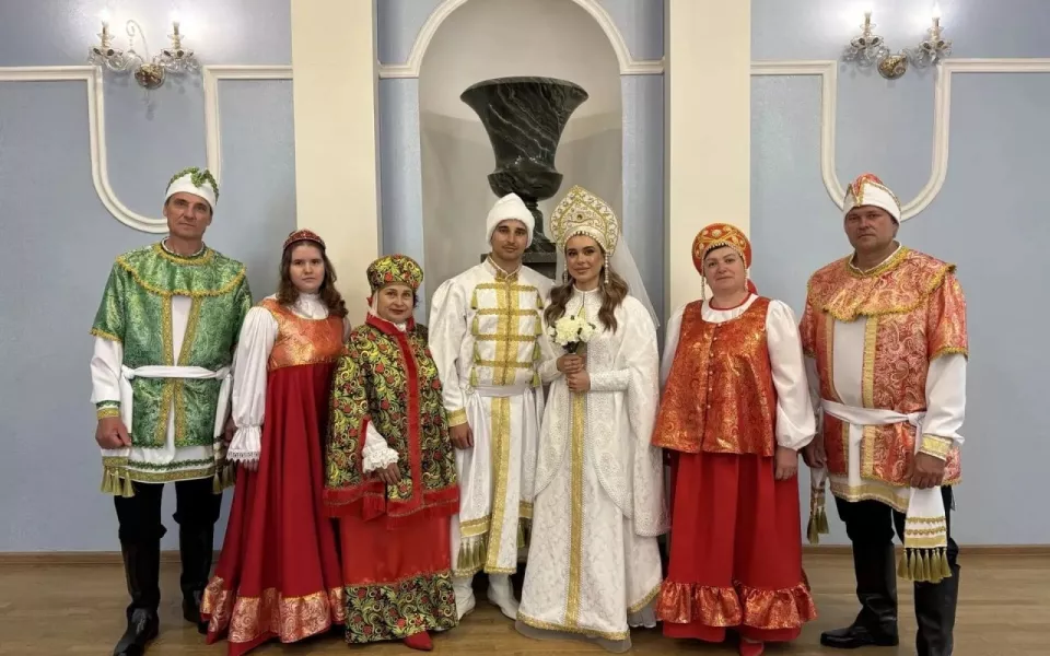 Пара из Барнаула сыграла необычную свадьбу в национальных костюмах