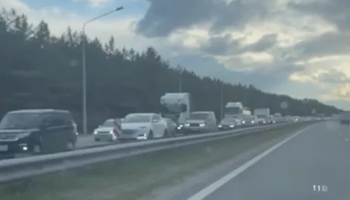Огромная пробка собралась на Правобережном тракте под Барнаулом. Видео