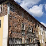 В Бийске начали разбирать скандальные три поросенка на улице Спекова