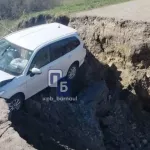 Машина едва не улетела с обрыва из-за разрушения дороги в Алтайском крае