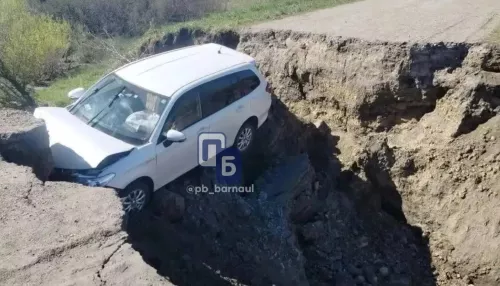 Машина едва не улетела с обрыва из-за разрушения дороги в Алтайском крае