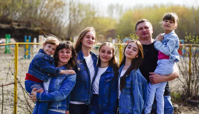 Папины дочки: как барнаульская пара создала крепкую и счастливую многодетную семью