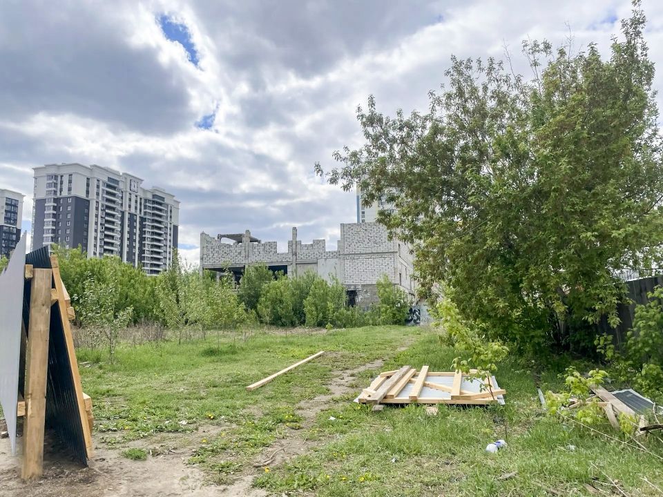 Участок с долгостроем на ул. Власихинской, 150б. Май 2026 года