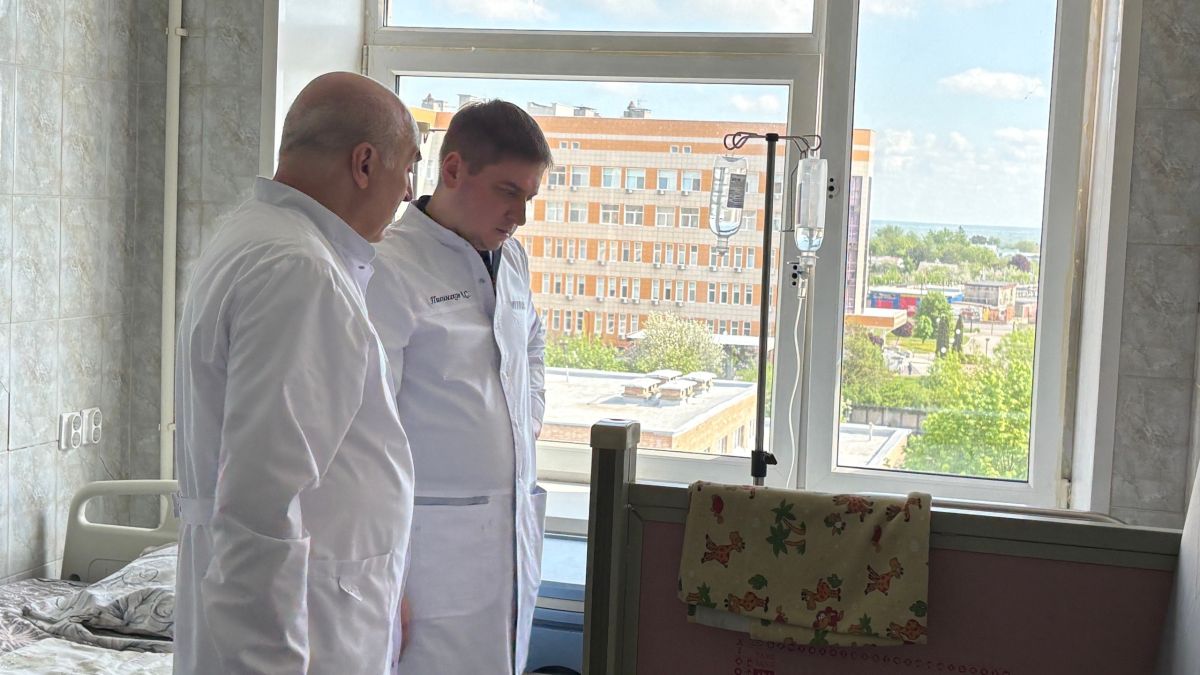 Александр Пшенников навестил детей в стационаре 