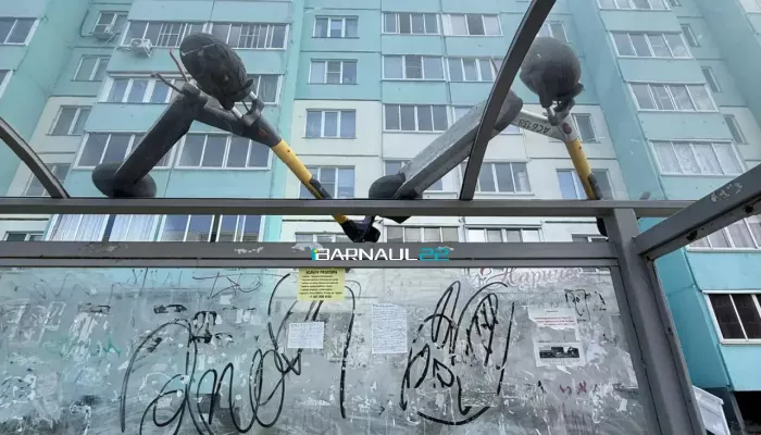 В Барнауле неизвестные припарковали самокаты на крышу остановки