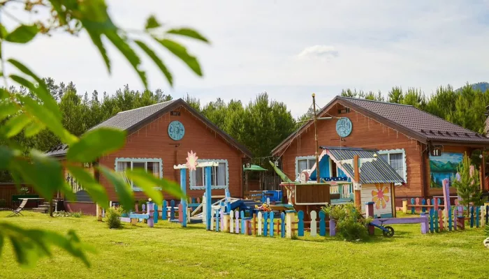 Базу отдыха на живописной поляне продают в Горном Алтае за 42 млн рублей