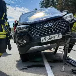 Китайский кроссовер залетел на ограждение на шоссе Ленточный бор в Барнауле