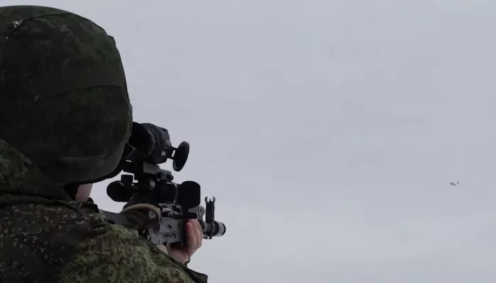 В регионах России за ночь сбили 556 украинских дронов, погибли мирные жители