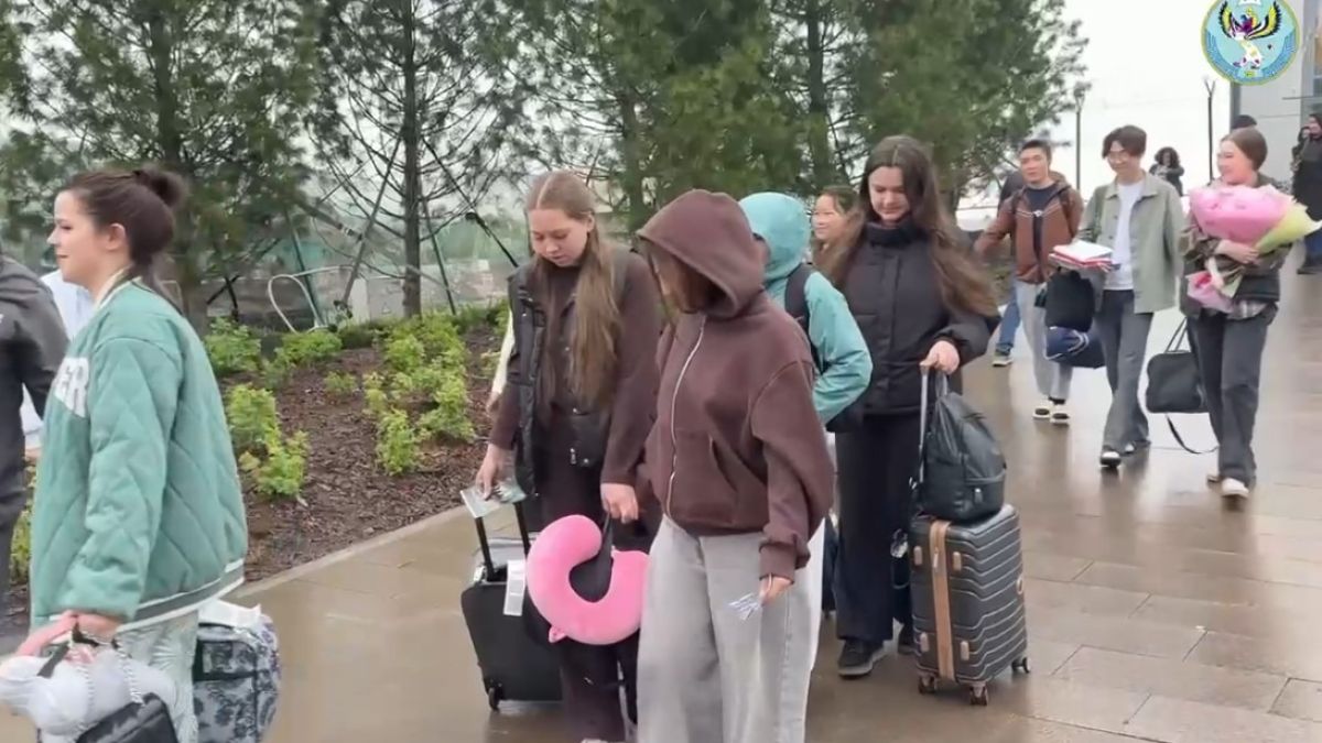 Встреча волонтеров в аэропорту Горно-Алтайска