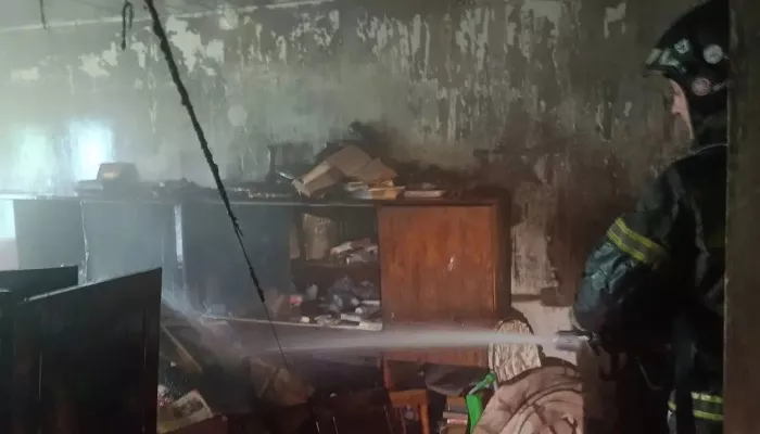 Пожар произошел в пятиэтажном доме на улице Антона Петрова в Барнауле. Фото