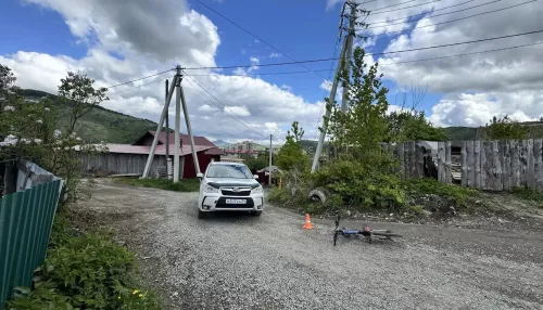 Сломаны обе руки: девятилетний ребенок попал под колеса Subaru в Горно-Алтайске